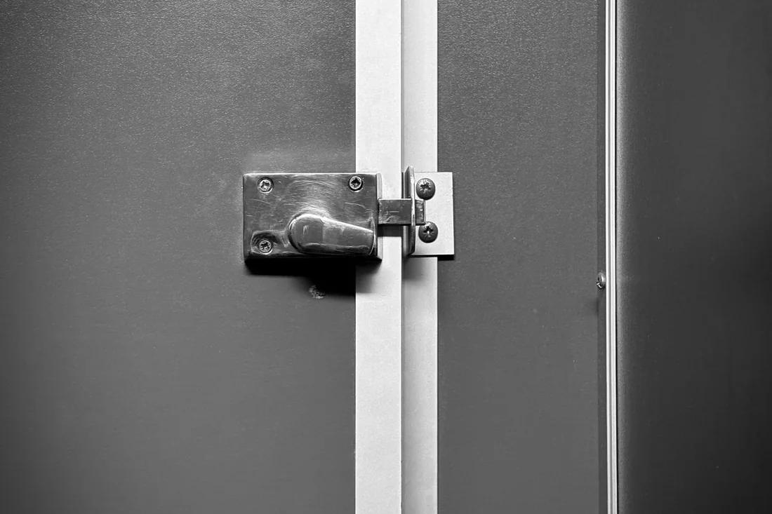 Ouverture de porte claquée